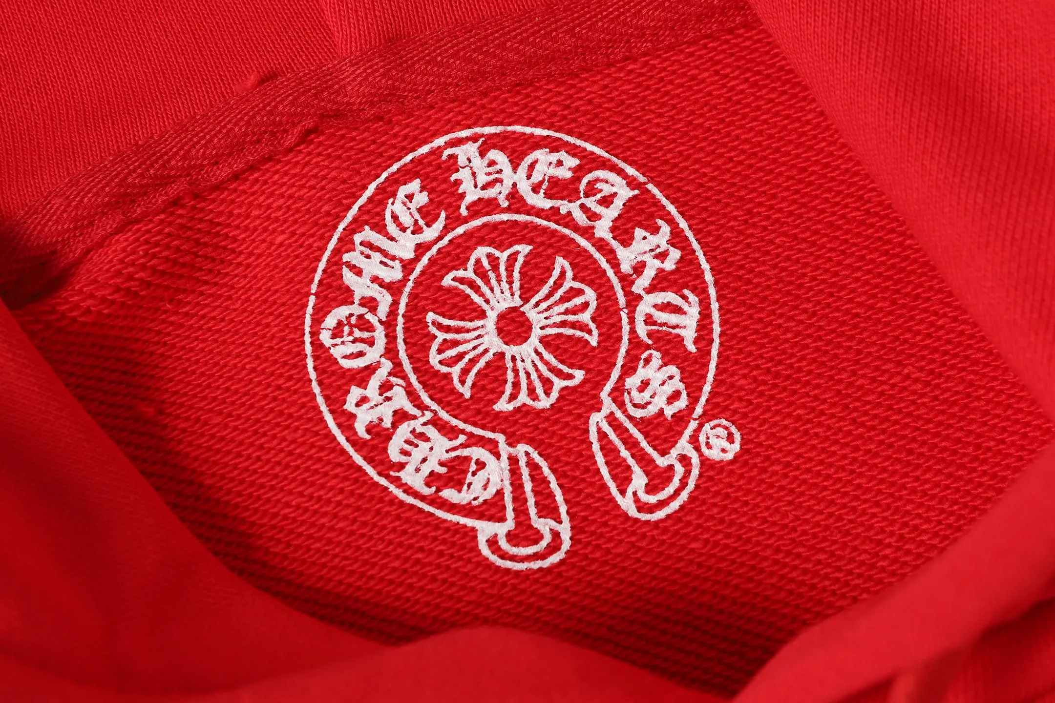 P250 #L3194 model, cross-border running quantity, please do not place an order if you pursue quality - Chrome Hearts/Chrome Hearts Sanskrit letters printed leather cross ✝️ hooded sweatshirt - high weight, high density and high quality, soft, delicate and skin-friendly wool, soft and silky to the touch, excellent warmth and skin-friendly properties - Custom-woven and custom-dyed, no color difference, no matter the fabric or workmanship details, beat the ordinary version on the market -Colour: black red -Size: S M LXL